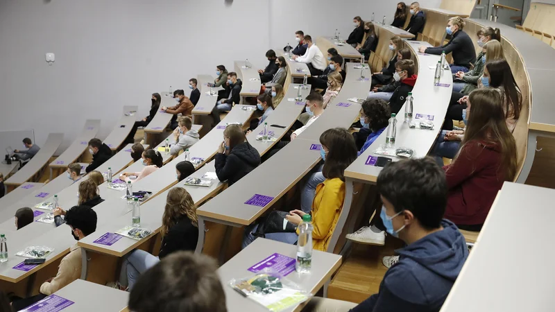 Zdi se, da je bolonjska reforma z zmanjšanjem dolžine študija na prvi akademski stopnji znižala kakovost visokošolskih diplomantov in tako prispevala k zmanjšanju možnosti zaposlovanja bolonjskih diplomantov v visoko plačanih poklicih. FOTO: Leon Vidic