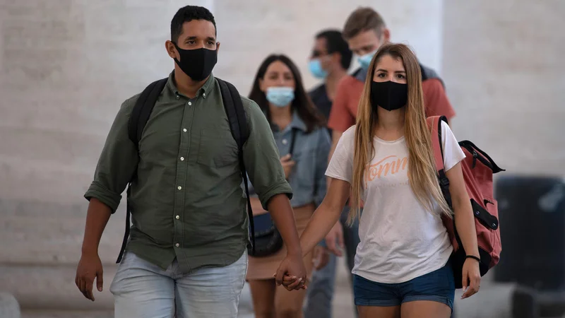 Fotografija: Lahko si zamislim vrsto scenarijev, kako bi nekomu vsaj določeni aspekti samoizolacije prišli prav. FOTO: Tiziana Fabi/Afp