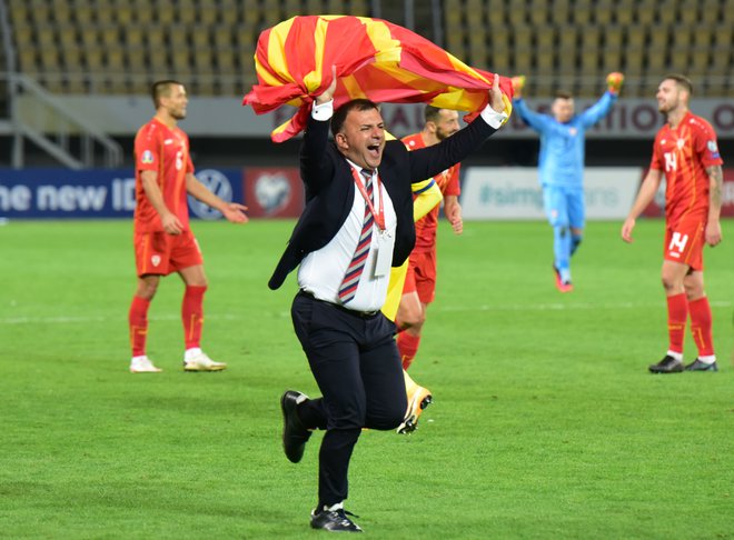 Igor Angelovski, selektor Severne Makedonije, je takole proslavljal uvrstitev v finale dodatnih kvalifikacij za nastop na evropskem prvenstvu leta 2021. FOTO: Reuters