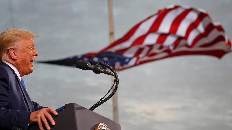 Fotografija: Donald Trump ne skriva svojega prezira do demokracije in volitev ter naklonjenosti avtokratom v svetu. Barack Obama, ki skrbno izbira besede, svari, da je Trump pripravljen uničiti demokracijo, če bi mu to pomagalo do drugega mandata. FOTO: Tom Brenner/Reuters