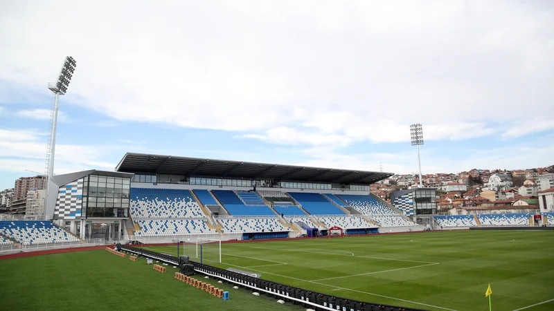 Fotografija: Slovenci bodo drevi preizkusili travnato površino štadiona Fadil Vokrri v Prištini, kjer jih v nedeljo čaka tekma s Kosovom. FOTO: Carl Recine/Reuters