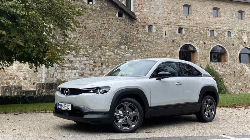 V trend električnih novosti vstopa tudi Mazda z modelom MX-30. FOTO: Aljaž Vrabec