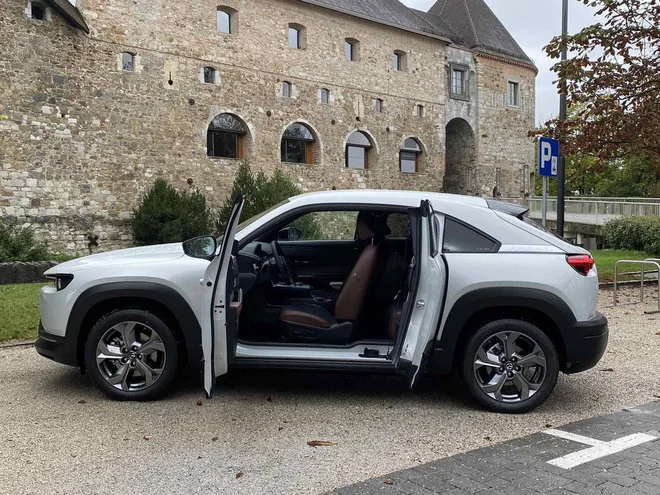 Ni več stebrička B, vrata se odpirajo krilno, vsaka na svojo stran. FOTO: Aljaž Vrabec