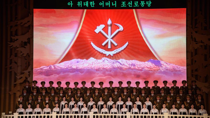 Fotografija: Koncert orkestra Samdžijon je del praznovanja 75. rojstnega dne vodilne severnokorejske Delavske stranke, katerega vrhunec bo vojaška parada. FOTO: Kim Won Jin/AFP