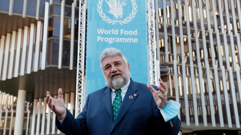 Fotografija: WFP je po utemeljitvi norveškega Nobelovega odbora »vodilna humanitarna organizacija«. Na fotografiji namestnik izvršnega direktorja organizacije Amir Abdulla po razglasitvi nagrade. FOTO: Reuters