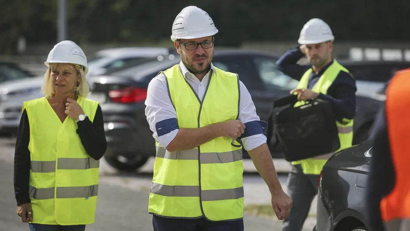 Fotografija: Jernej Vrtovec napoveduje obnovo cest, saj jih je 40 odstotkov v slabem stanju. Foto Jože Suhadolnik