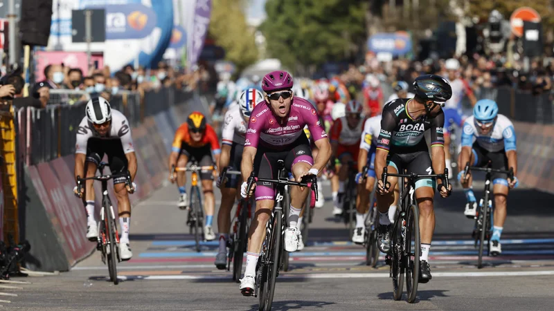 Fotografija: Arnaud Demare je še enkrat ubranil rožnato majico. FOTO: Luca Bettini/AFP