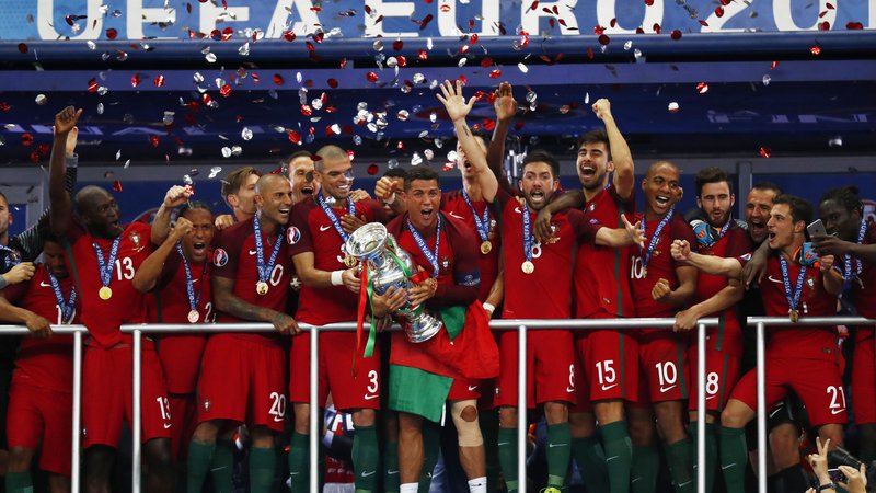 Fotografija: Portugalsko slavje v Parizu je bilo eno najbolj bolečih za Francoze, ki bodo jutri imeli priložnost za oddolžitev za poraz v finalu. FOTO: Kai Pfaffenbach/Reuters
