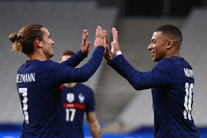 Kylian Mbappe (desno) in Antoine Griezmann sta napadalno orožje trikolorov. FOTO: Franck Fife/AFP