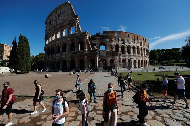 V Italiji so maske po novem obvezne tudi na odprtih javnih mestih. FOTO: Guglielmo Mangiapane/Reuters