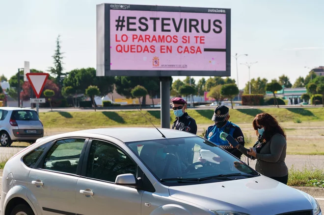 V Španiji so razmere spet tako kritične, da je premier Pedro Sánchez včeraj razglasil 14-dnevne izredne razmere v regiji Madrid. FOTO: Cesar Manso/Afp