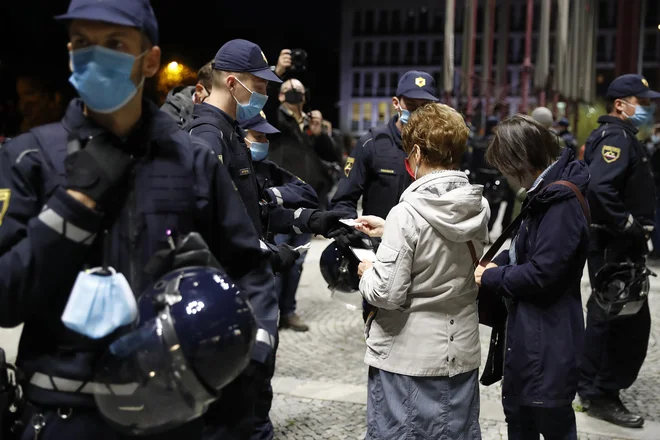 Policija je popisovala protestnike na obrbju shoda, ne glede na varnostno razdaljo in maske. FOTO: Leon Vidic/Delo
