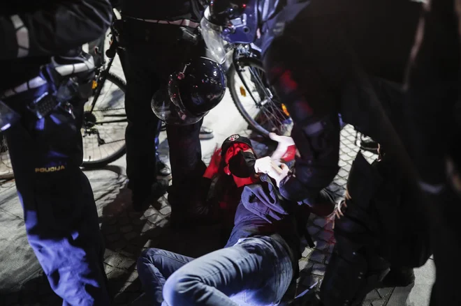 Policija je uporabljala nasilne prijeme. FOTO: Uroš Hočevar/Delo