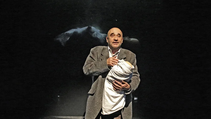Fotografija: Tudi po upokojitvi je Peter Boštjančič aktiven na odru – lani smo ga v SNG Maribor videli v predstavi Mostovi in bogovi (na sliki), prihodnji mesec bo nastopil v Shakespearovi klasiki Romeo in Julija. Foto Damjan Švarc