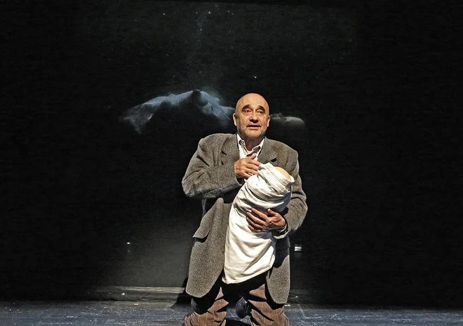 Tudi po upokojitvi je Peter Boštjančič aktiven na odru &ndash; lani smo ga v SNG Maribor videli v predstavi <em>Mostovi in bogovi</em> (na sliki), prihodnji mesec bo nastopil v Shakespearovi klasiki <em>Romeo in Julija</em>. Foto Damjan Švarc