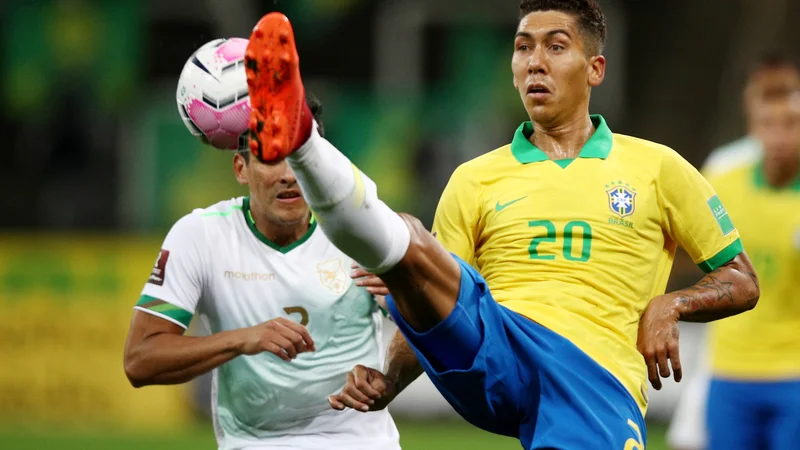 Fotografija: Brazilija je v deževnem vremenu zlahka premagala Bolivijo, ki ji je dva gola zabil zvezdnik Liverpoola Roberto Firmino. FOTO: Buda Mendes/Reuters