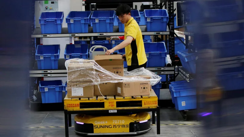 Fotografija: Avtonomna logistična vozila lahko »sodelujejo« tudi z ljudmi. FOTO: China Stringer Network/Reuters