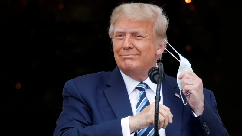 Fotografija: Ameriški predsednik Donald Trump si je tudi med sobotno predvolilno prireditvijo odstranil masko. FOTO: Tom Brenner/Reuters