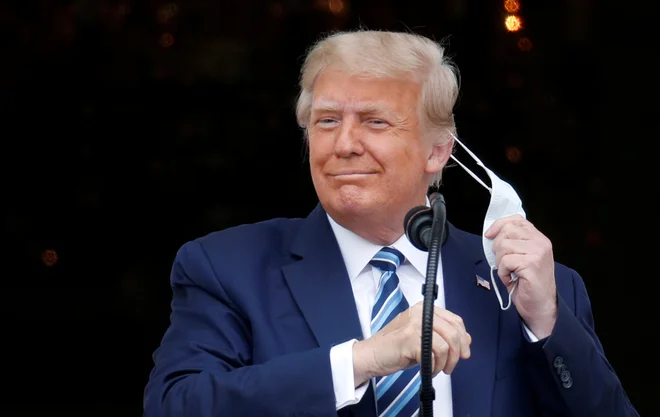 Ameriški predsednik Donald Trump si je tudi med sobotno predvolilno prireditvijo odstranil masko.&nbsp;FOTO: Tom Brenner/Reuters