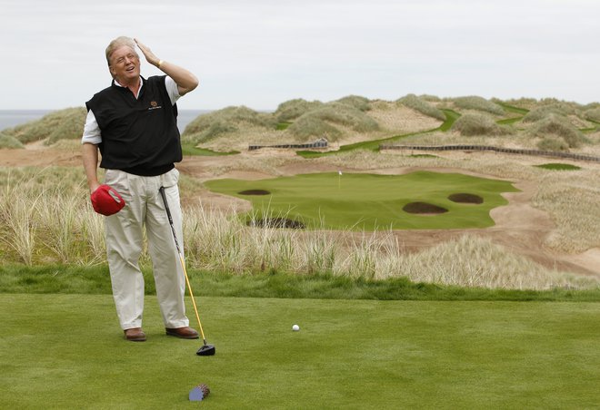 Trump na svojem škotskem golfišču. FOTO: David Moir/Reuters