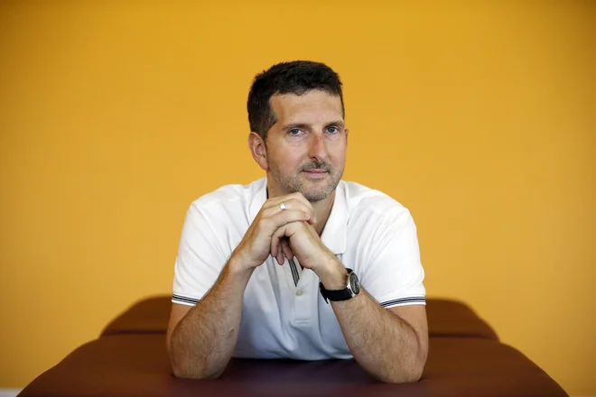 Blaž Bertoncelj, univerzitetni diplomirani sociolog, učitelj joge in tajske masaže, somatski gibalni pedagog (SME). Foto: Uroš Hočevar/Delo