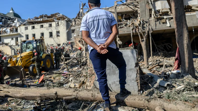 Fotografija: Prizor po obstreljevanju azerbajdžanskega mesta Gandža. FOTO: Bulent Kilic/AFP