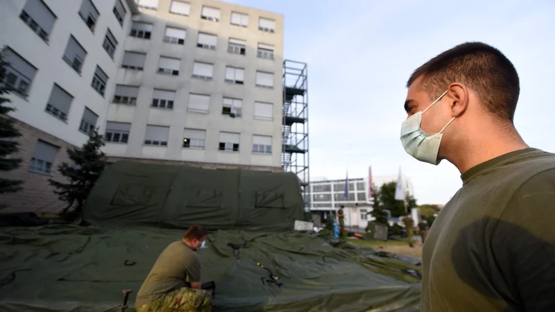 Fotografija: Vojska med postavljanjem šotora za triažo pred zagrebškim univerzitetnim kliničnim centrom. FOTO: Denis Lovrovic/AFP