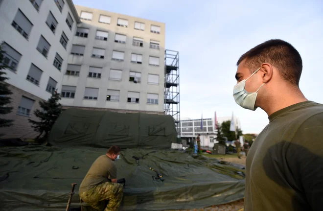 Vojska med postavljanjem šotora za triažo pred zagrebškim univerzitetnim kliničnim centrom. FOTO: Denis Lovrovic/AFP
