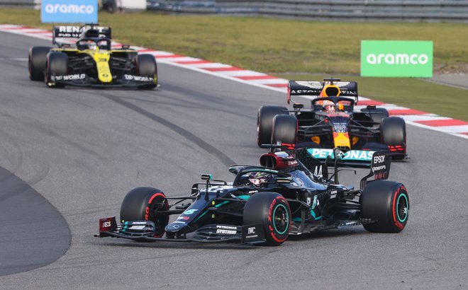 Lewis Hamilton ta čas nima pravega tekmeca. FOTO: Wolfgang Rattay/AFP