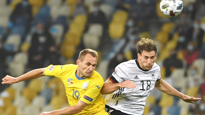 Fotografija: Ukrajinec Jevgen Makarenko v zračnem dvoboju ni bil kos Nemcu Leonu Goretzki (desno) in Ukrajina ni bila kos Nemčiji. FOTO: Sergej Supinskij/AFP