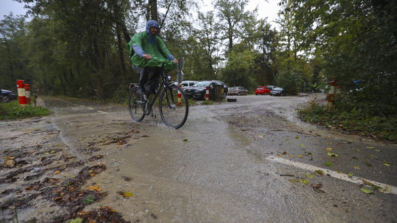 Fotografija: Na stezi med Kosezami in Rožno dolino so kolesarji tudi v slabem vremenu. FOTO: Jože Suhadolnik/Delo