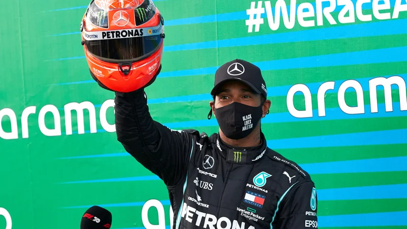 Fotografija: Lewis Hamilton se je nadvse razveselil čelade Michaela Schumacherja, ki mu jo je podaril sin legendarnega Nemca Mick Schumacher. FOTO: Reuters