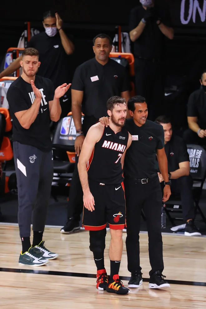 Goran Dragić in Miamijev trener Erik Spoelstra med zadnjo tekmo finala. FOTO: Mike Ehrmann/AFP