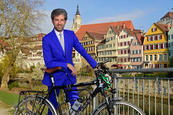 Župan Tübingena Boris Palmer iz stranke Zelenih s službenim kolesom. FOTO: Gudrun De Maddalena/mesto Tübingen