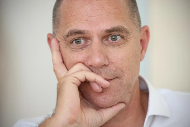 Jože P. Damijan, morebitni tehnični mandatar Koalicije ustavnega loka, o svojih pogovorih s Karlom Erjavcem molči. Prvak SDS pa že vleče poteze za razkol v Desusu. FOTO: Jure Eržen/Delo