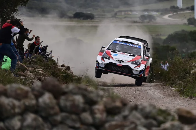 Japonski voznik Takamoto Katsuta krmili Toyoto Yaris WRC ob pomoči britanskega sovoznika Daniela Barritta na reliju na Sardiniji. FOTO: Miguel Medina/Afp