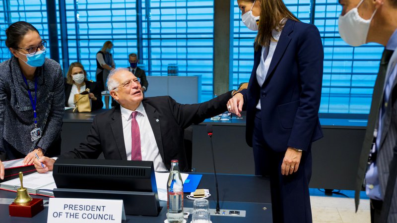 Fotografija: Visoki predstavnik EU za zunanjo politiko Josep Borrell je poudaril, da mora Unija kljub sprejetju sankcij proti Rusiji z njo še naprej sodelovati na področjih, na katerih imata skupne interese. FOTO: Jean-Christophe Verhaegen/Reuters