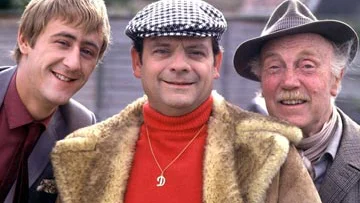 Fotografija: Brata Trotter, Dereka »Del Boya« in Rodneyja, sta upodobila igralca David Jason (na sredini) in Nicholas Lyndhurst (na fotografiji levo, desno Lennard Pearce, v prvih treh sezonah njun stari oče). FOTO: Dokumentacija Dela