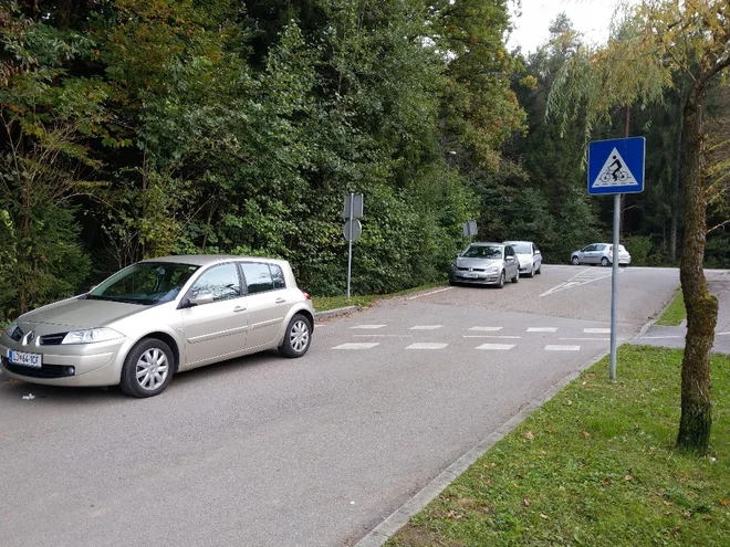 Zaparkiran kolesarski prehod in križišče Večne poti in Koseške ceste. Včasih je prehod povsem nemogoč. FOTO: Aleš Stergar/Delo