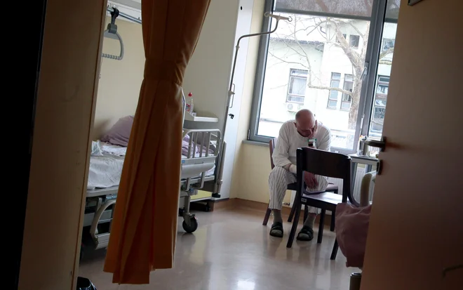Število obolelih, ki potrebujejo sprejem v bolnišnico, se povečuje za sedem do devet na dan. Foto: Matej Družnik