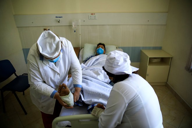 Isa Rzajev je bil ranjen v eksploziji bombe med obstreljevanjem mesta Ganja. Foto: Umit Bektas/Reuters