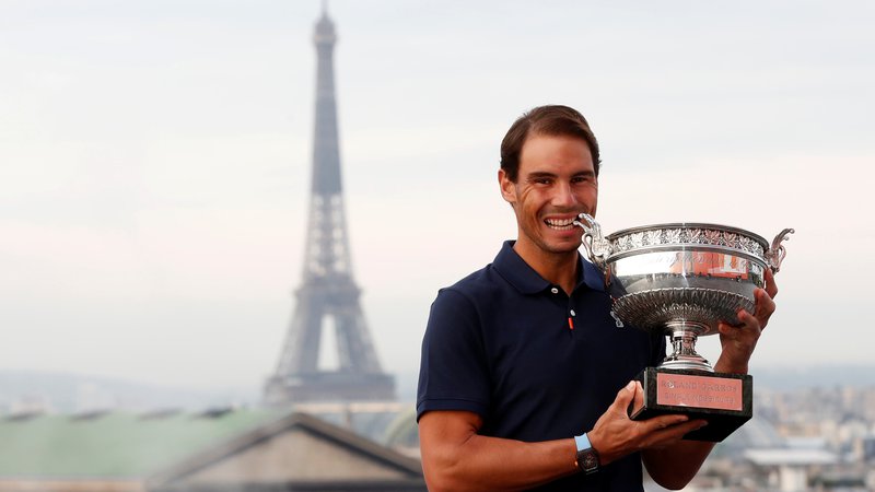 Fotografija: Rafael Nadal je v Parizu teniško velik kot Eifflov stolp. FOTO: Gonzalo Fuentes/Reuters