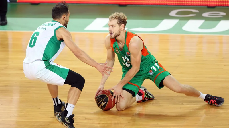 Fotografija: Jaka Blažič bo s soigralci storil vse, da se ne bi še enkrat znašli na kolenih. FOTO: Cedevita Olimpija