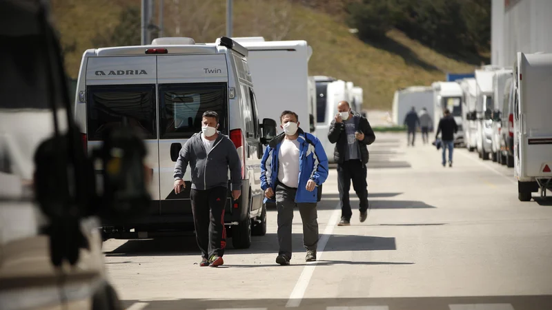 Fotografija: Realnost družbe in gospodarstva bo delovanje z omejitvami, mogoče lokalnimi karantenami ter ponovno selitvijo dejavnosti na splet. FOTO: Jure Eržen/Delo