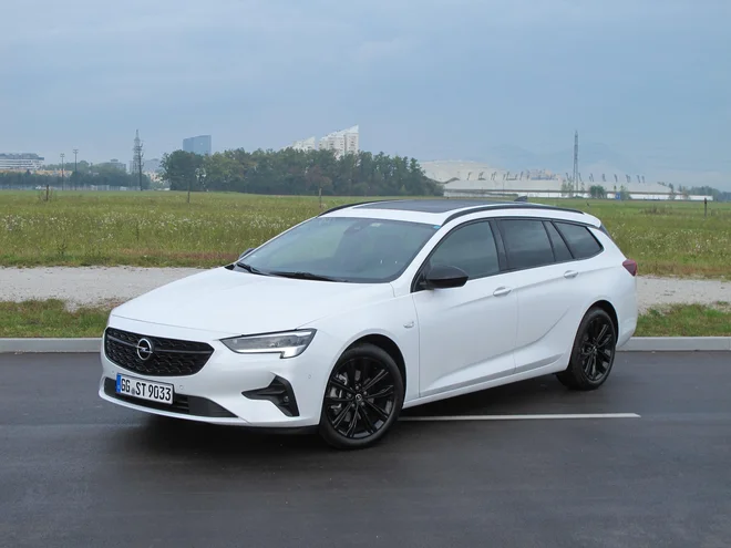 Prenovljena insignia bo na voljo kot limuzina grand sport in karavan sports tourer (na fotografiji). Po ceni od nekaj manj kot 26 tisočakov naprej.