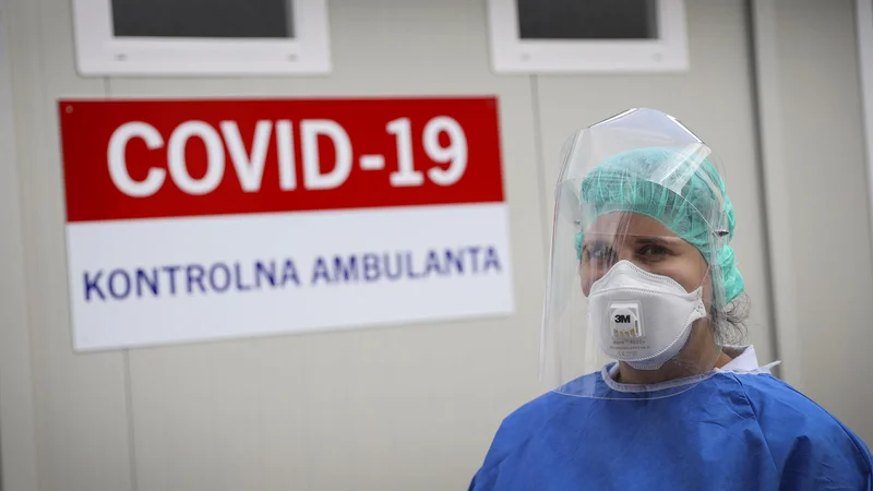 Fotografija: V zadnjih tednih so strokovne službe zaradi vse več odvzetih brisov in okuženih ponekod že na robu zmogljivosti. FOTO: Jože Suhadolnik/Delo