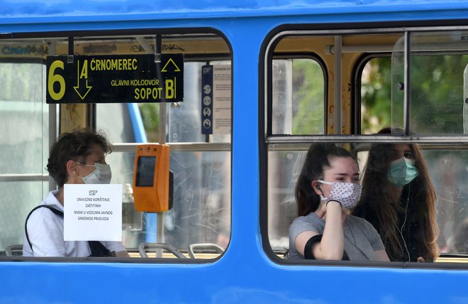 Nošenje mask na javnem potniškem prometu je na Hrvaškem obvezno od 23. junija. FOTO: Denis Lovrović/AFP