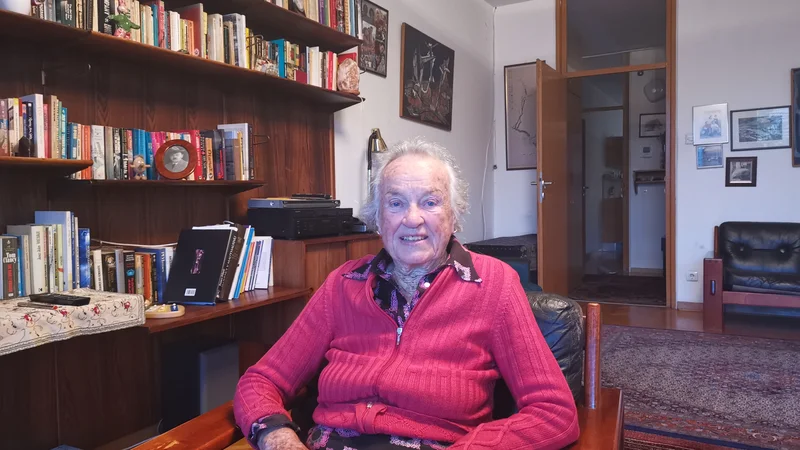 Fotografija: Če je nekdo zdravnik, težko preneha biti zdravnik, pravi prof. dr. Berta Jereb, 95-letna otroška radioterapevtka, ki je dobro desetletje delala na Švedskem, ravno toliko v New Yorku, večino delovne dobe pa na Onkološkem inštitutu v Ljubljani. Foto Milena Zupanič
