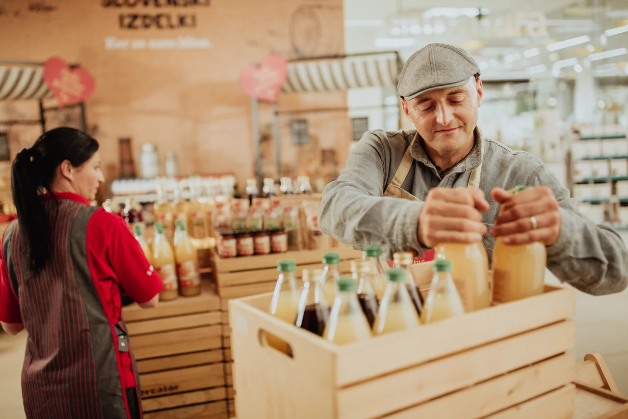 Fotografija: S stalno ponudbo domačih izdelkov nove linije Radi imamo domače želijo v Mercatorju večati moč skupne blagovne znamke, predvsem pa doseči kupce, ki imajo najraje domače. FOTO: Mercator