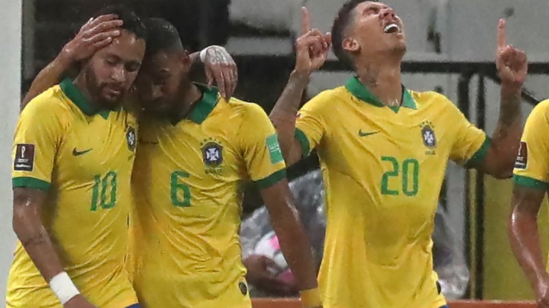 Fotografija: Brazilci in njen napadalec Roberto Firmino (desno) so kvalifikacije za SP začeli prepričljivo. Petkratni svetovni prvaki so s 5:0 odpravili Bolivijo, napadalec Liverpoola pa je dosegel dva gola. FOTO: Amanda Perobelli/AFP